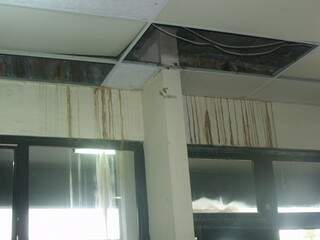 Forro do teto está caindo e pode machucar algum trabalhador. (Foto: Divulgação/Sinpol)