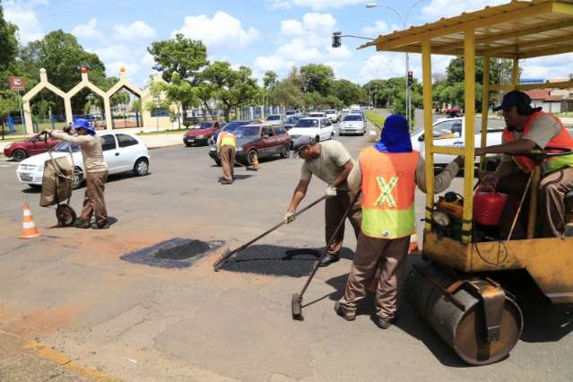 Moradores ironizam, mas alguns at&eacute; acreditam em tese para tanto buraco