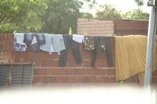 Moradores tentavam secar roupas em muro. (Foto: Marcos Ermínio)