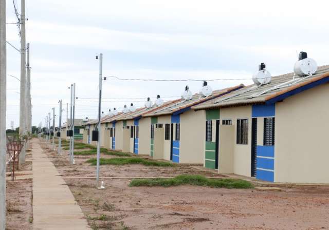 Residencial entregue por ministro n&atilde;o tem &aacute;gua e prefeitura culpa Sanesul
