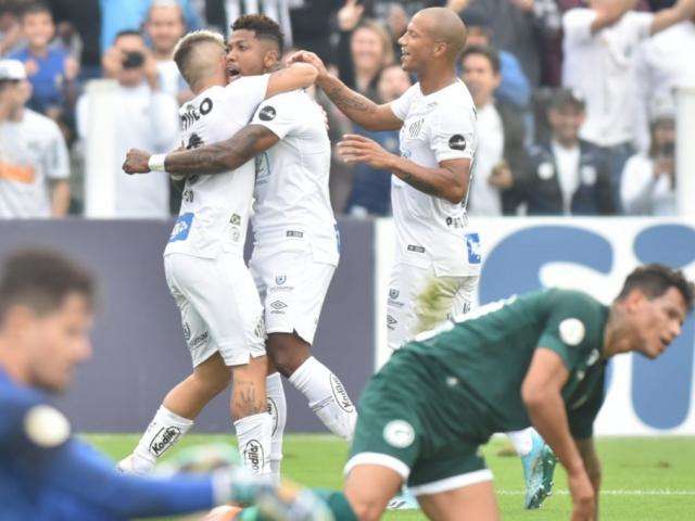 Santos goleia Goiás por 6 a 1 e abre distância na liderança do Brasileiro