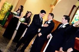 No altar, o noivo se despediu de cada irmão. (Foto: Fernanda Vianna)