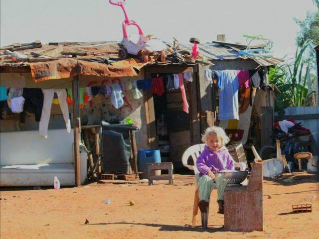 Longe do conforto, 12&deg;C de frio &eacute; dia comum, at&eacute; para lavar roupa