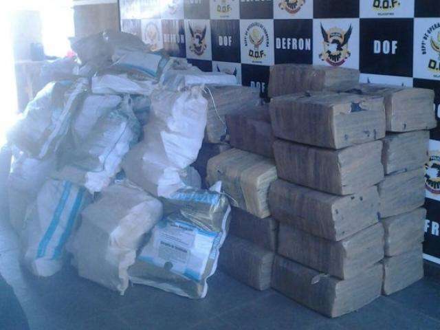 Pol&iacute;cia recupera caminhoentes e apreende 2 toneladas de maconha 