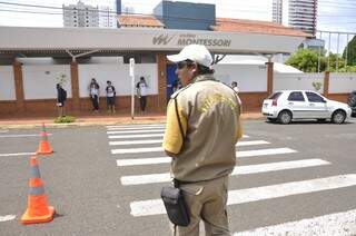 Agetran controlou trânsito para dar maior segurança aos alunos no retorno às aulas. (Foto: Marcelo Calazans)