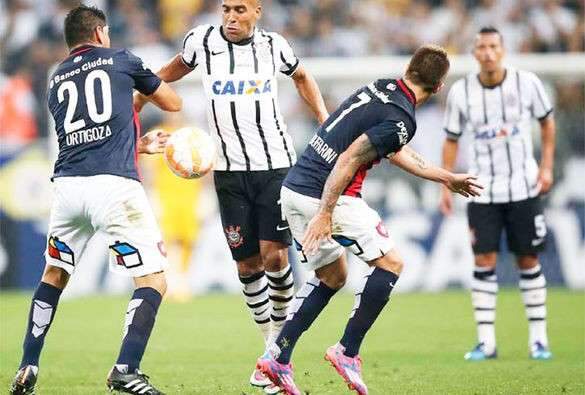 Corinthians empata, se classifica e esquenta briga por outra vaga