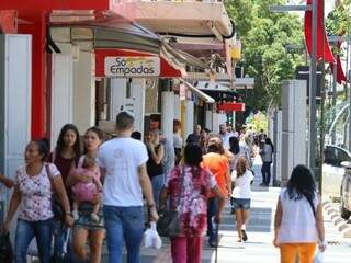 Mesmo com 13&ordm; na conta, com&eacute;rcio espera &quot;boom&quot; s&oacute; no fim de semana