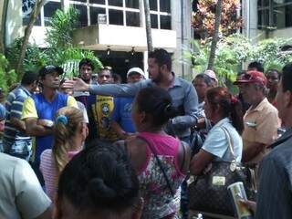 Catadores fazem reunião em frente a Defensoria Pública. (Foto: Leonardo Rocha)