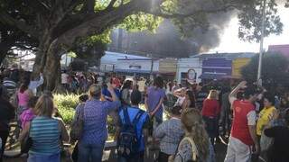 Incêndio causa tumulto no centro de Campo Grande (Foto: Marcos Ermínio)