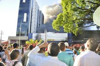 Fogo destruiu loja no Centro de Campo Grande. (Foto: João Garrigó)