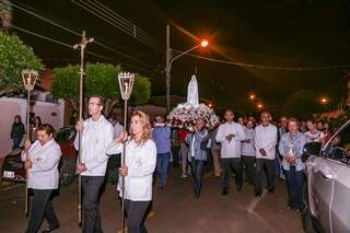 F&eacute; lota par&oacute;quia em celebra&ccedil;&atilde;o a Nossa Senhora de F&aacute;tima