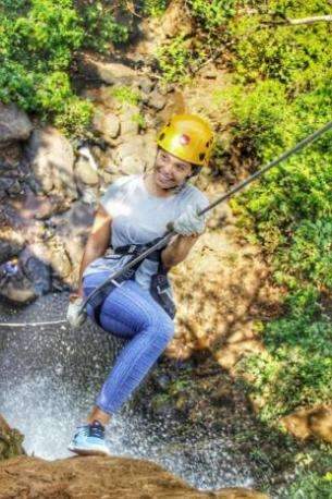 Aproveitando as f&eacute;rias, chegou a hora de encarar o desafio do rapel na cachoeira