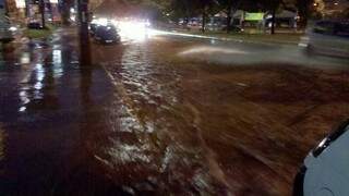 Leitor flagra alagamento na Avenida Afonso Pena (Foto: Carlos Henrique)