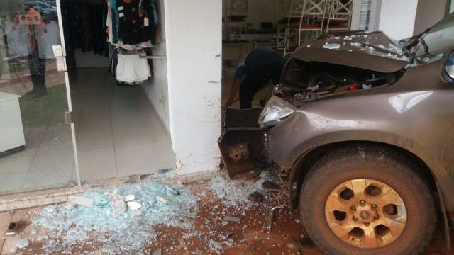 Idoso passa mal, perde controle de caminhonete e atinge lojas de galeria