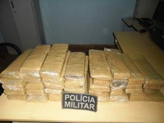 As drogas estavam escondidas em várias mochilas (Foto: Divulgação/Polícia Militar)