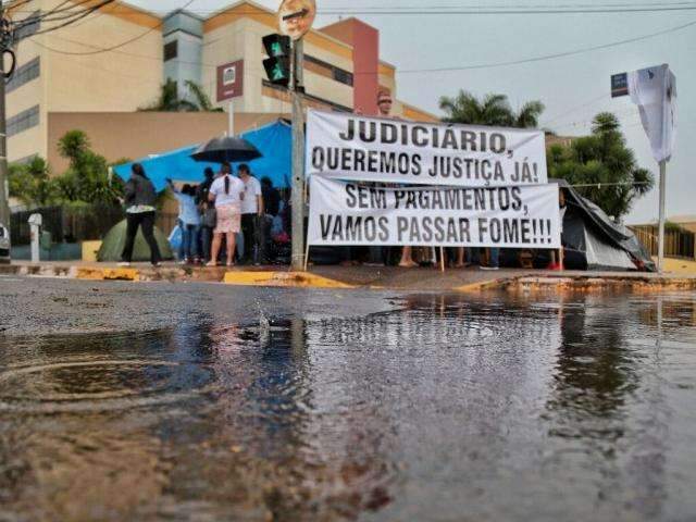 Nem chuva intimida trabalhadores que fazem protesto em frente ao F&oacute;rum