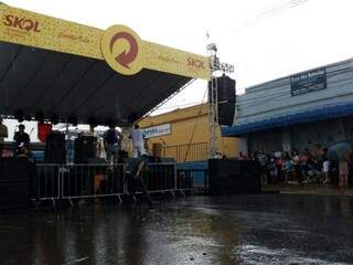 Público aguarda fim da chuva pra começar a folia do último dia do Carnaval 2018. (Foto: Eva Lima/Assessoria)