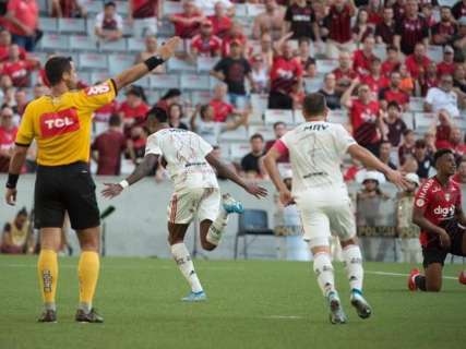 Com 2 de Bruno Henrique, Flamengo vence o Furacão e se isola na liderança