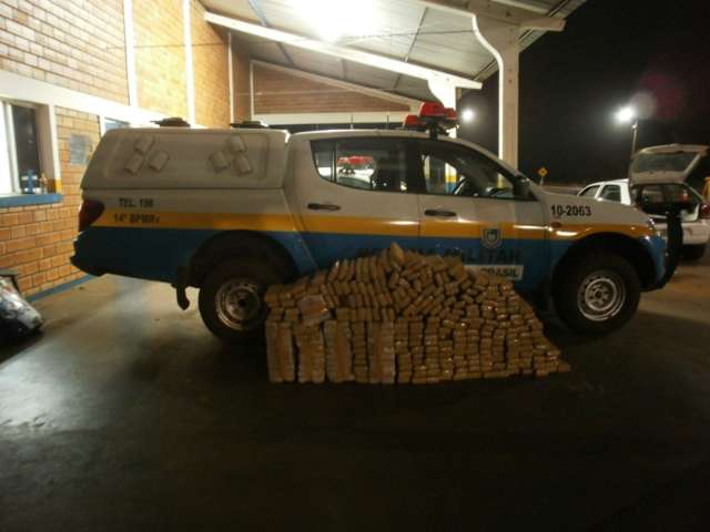 Pol&iacute;cia apreende 300kg de maconha dentro de carro abandonado