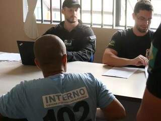 Fernandinho Beira-Mar sendo ouvido na Penitenciária de Porto Velho (RO) (Foto: divulgação/Depen (Departamento Penitenciário Nacional)