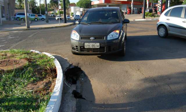  Asfalto cede e carro cai em buraco na rua Esp&iacute;rito Santo 
