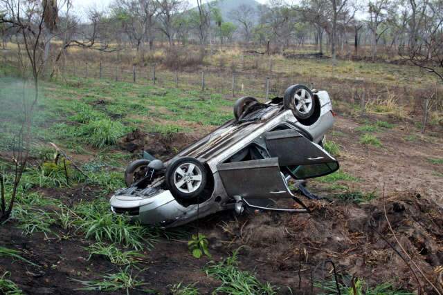  Carro capota na Serra da Bocaina na BR-267, em Porto Murtinho