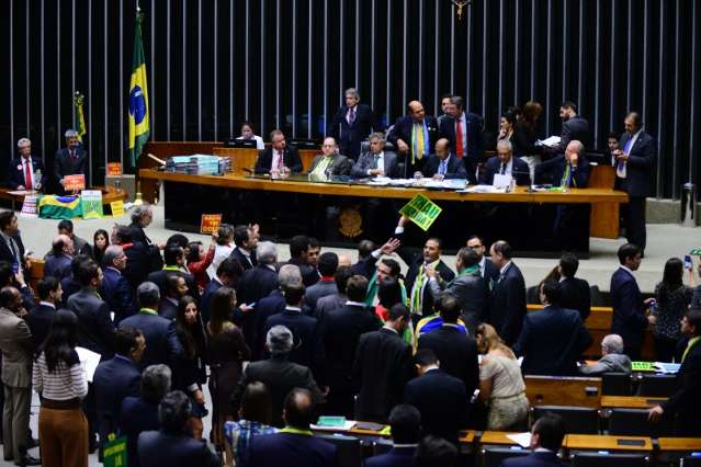 Depois de 43 horas, deputados encerraram discursos j&aacute; de madrugada
