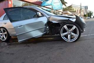 Honda Civic ficou com a dianteira danificada. (Foto: Simão Nogueira)