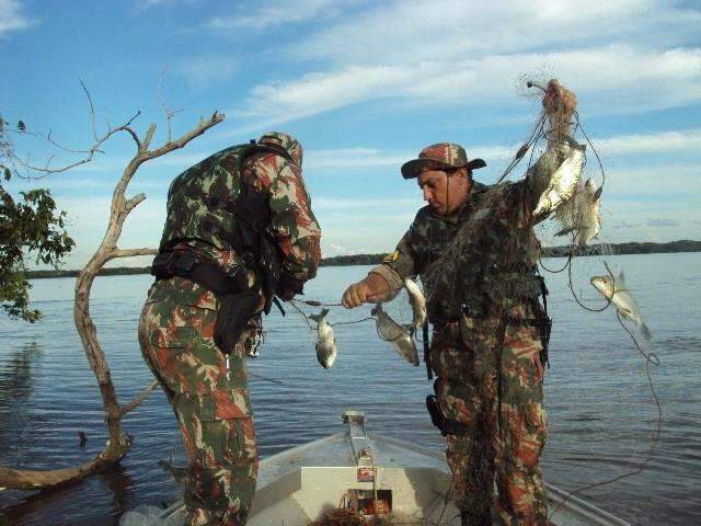 Seis homens s&atilde;o presos pescando com petrechos proibidos no rio Paran&aacute;