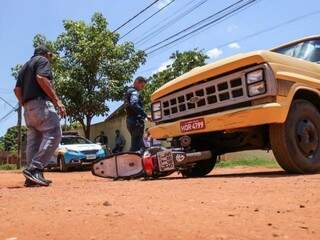 Ruas não são asfaltadas e cruzamento não tem sinalização no Aero Rancho (Foto: Marcos Maluf)