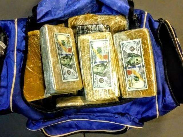 Den&uacute;ncia de tr&aacute;fico acaba com 4 presos e coca&iacute;na apreendida