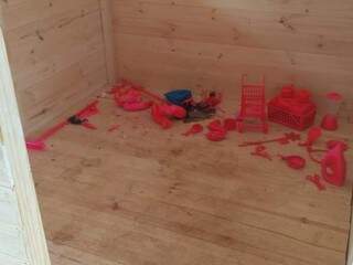Brinquedos destruídos em instalação de arte (Foto: Izabela Sanchez)
