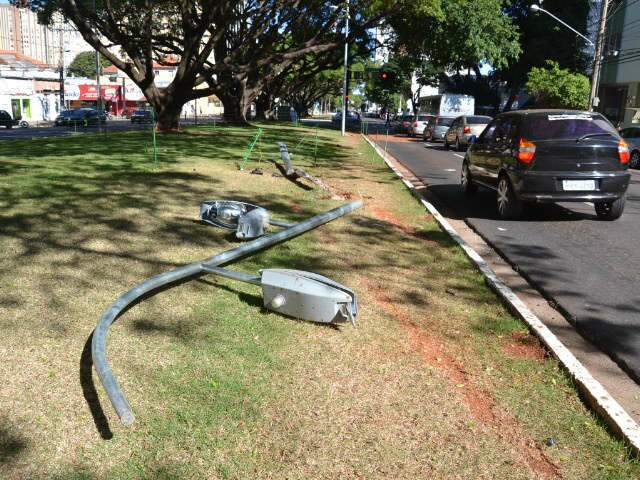  Motorista fica ferido ap&oacute;s ve&iacute;culo derrubar poste na Afonso Pena