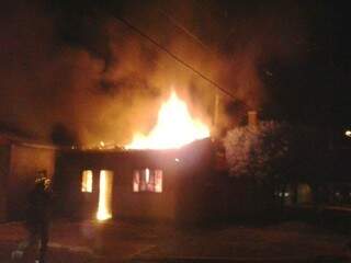Casa é consumida pela fogo em Três Lagoas. (Foto:Rádio Caçula/ Celso Daniel)