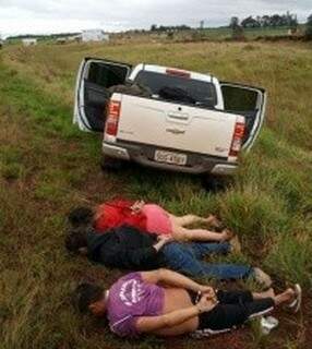Três assaltantes detidos e ao fundo a caminhonete roubada nesta terça-feira em Dourados (Foto: Divulgação)