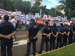 Guardas municipais em ação durante a passeata de agentes de saúde (Foto: Paula Maciulevicius)