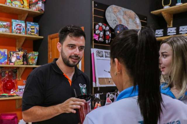 Sucesso no Instagram, paródias e humor rendem a empresário 2 lojas de presentes