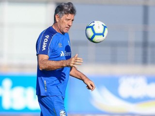 Renato Gaúcho brinca com a bola no treino do Grêmio (Foto: Divulgação)