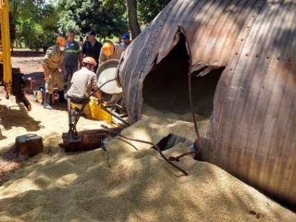 Trabalhador fica preso sob silo após desabamento de 17 toneladas de milho 
