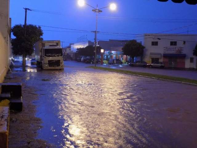 Temporal de 40 minutos, derrubou &aacute;rvores e causou alagamentos