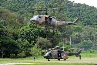 Helicóptero do Esquadrão Pelicano em ação, em Petrópolis. (Foto: Divulgação/Força Aérea)