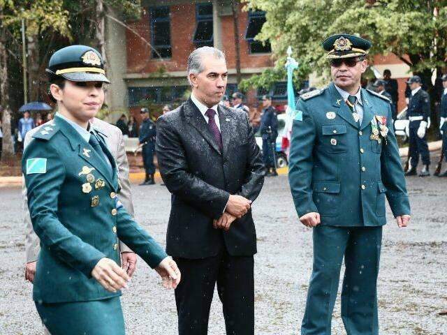 Comemora&ccedil;&atilde;o de 181 anos da PM come&ccedil;a com chuva e convidados encharcados