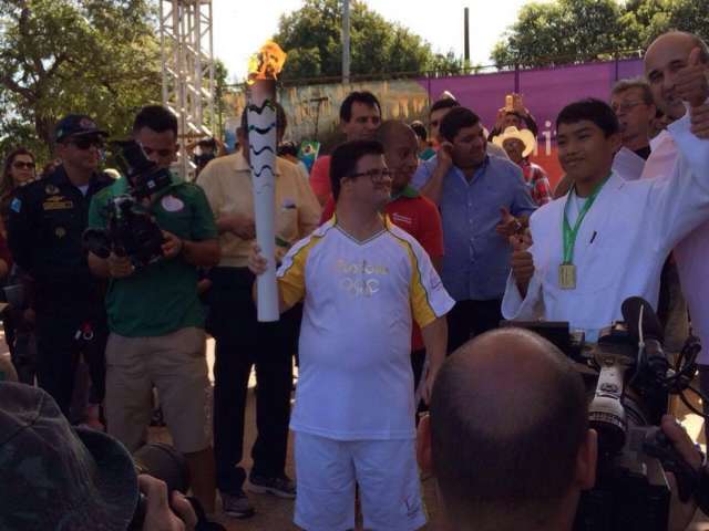 Jovem com s&iacute;ndrome de down &eacute; 1&ordm; a carregar a tocha no interior de MS 