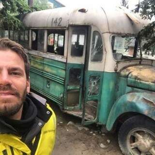 Renan com o ônibus que serviu de cenário para contar a história do aventureiro em A Natureza Selvagem (Foto: Arquivo Pessoal)