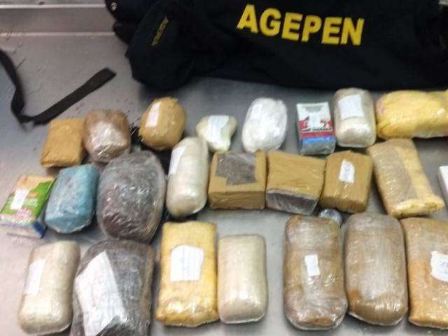 Tr&ecirc;s s&atilde;o presos tentando arremessar droga e celulares na M&aacute;xima