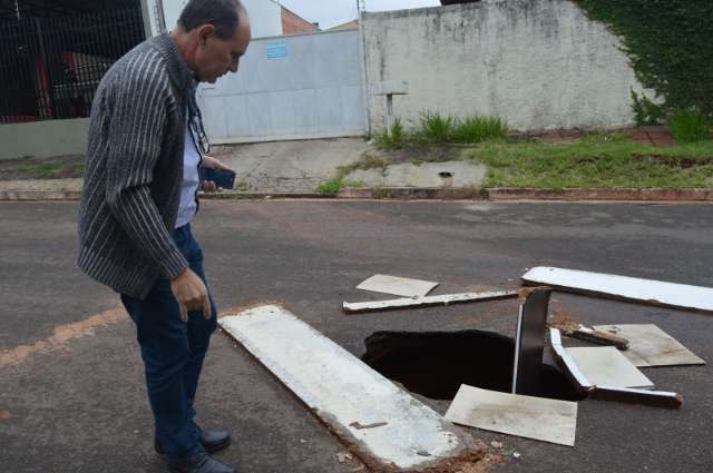 Buraco em rua do Itanhang&aacute; vem aumentando com chuvas e preocupa comerciantes