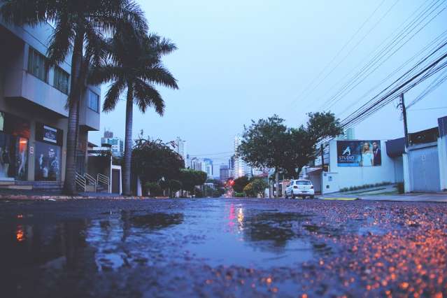 Sexta-feira ter&aacute; calor de at&eacute; 36&deg;C e pancadas de chuvas isoladas &agrave; tarde