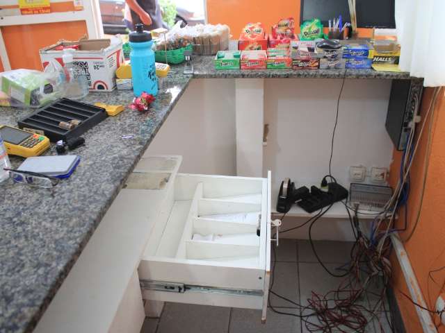 Ladr&otilde;es invadem restaurante pela 3&ordf; vez no ano e saem de &quot;barriga cheia&quot;