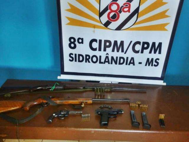 Ap&oacute;s causar acidente e amea&ccedil;ar v&iacute;tima, idoso &eacute; preso com armas e muni&ccedil;&otilde;es
