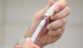 Meninos tamb&eacute;m ser&atilde;o vacinados contra HPV a partir de 2017